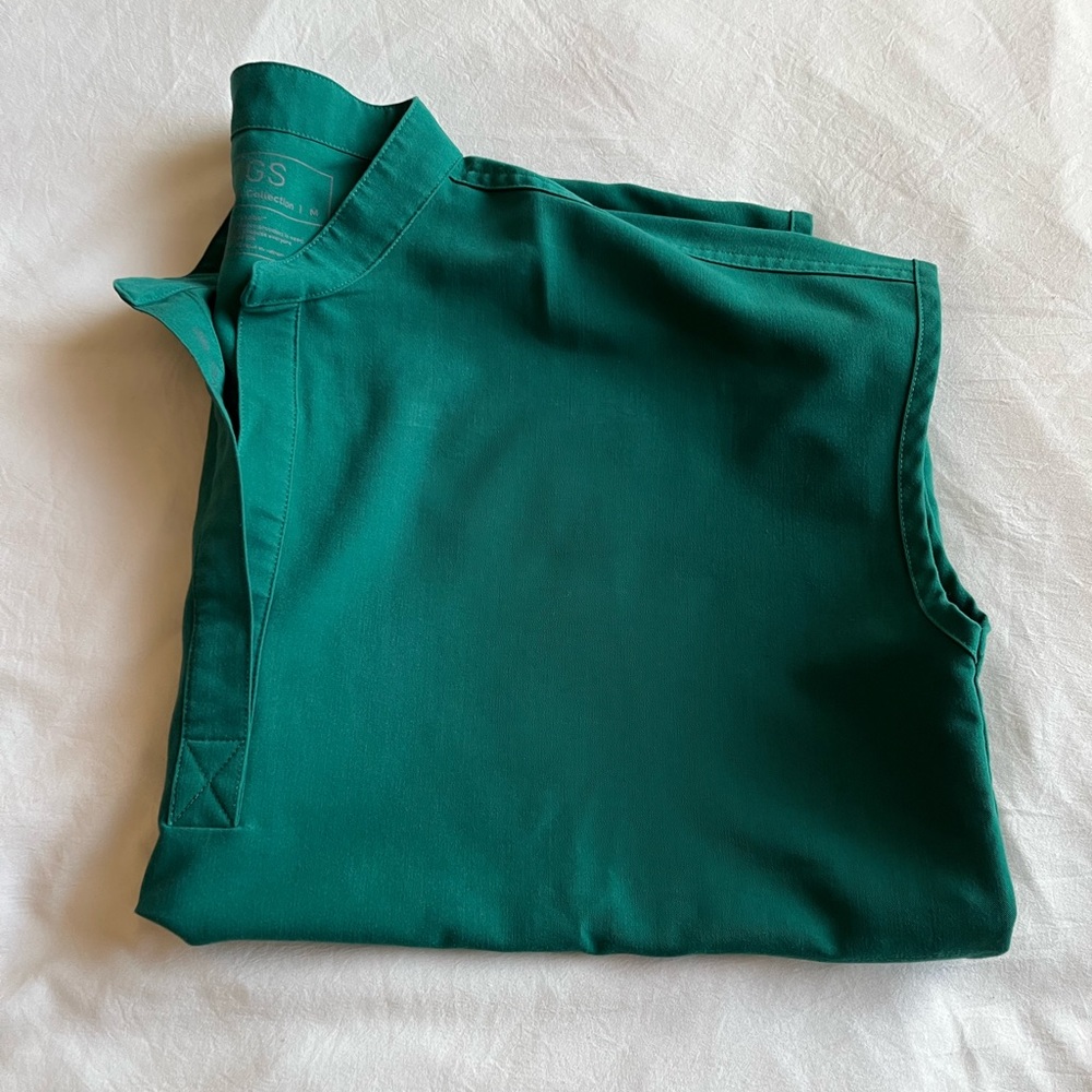Figs rafaela scrub top hunter green M
